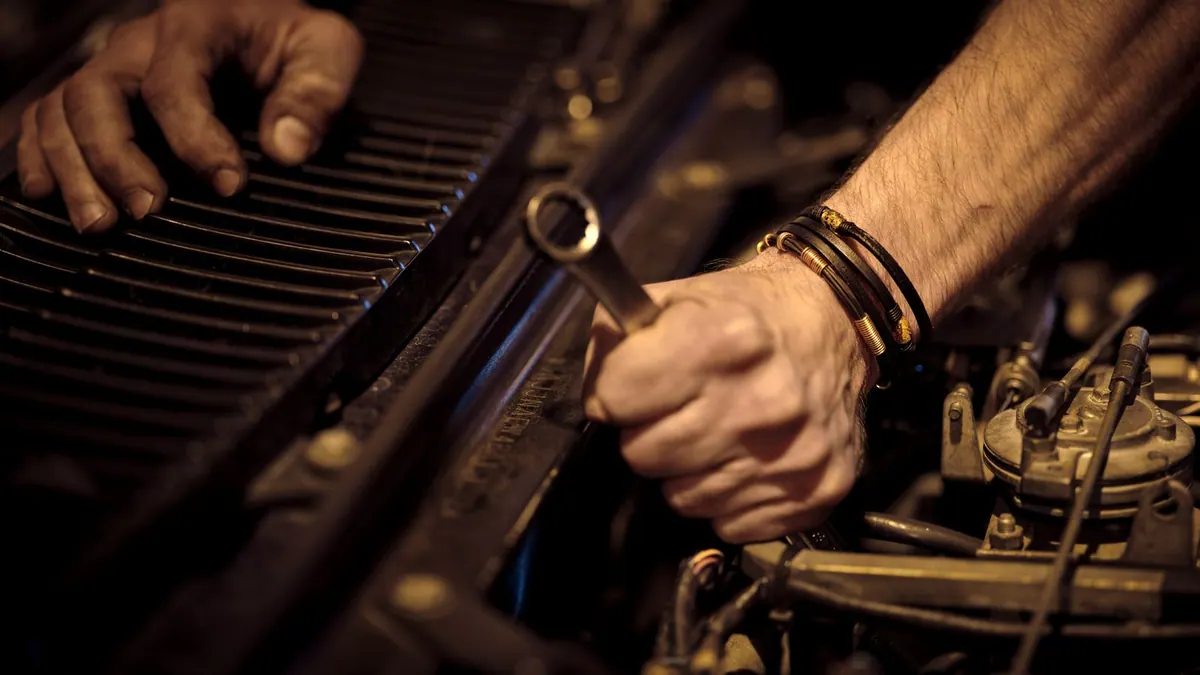 Mécanicien réparant un moteur de voiture