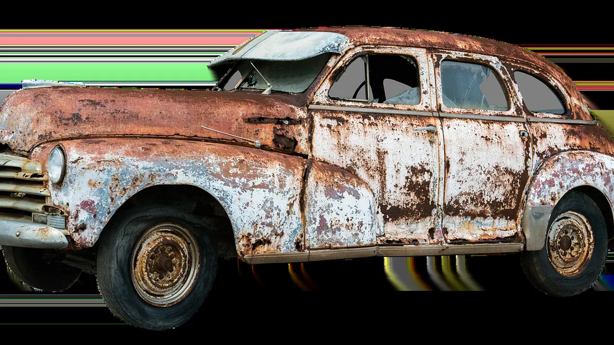 Carcasses de voitures alignées dans une casse automobile