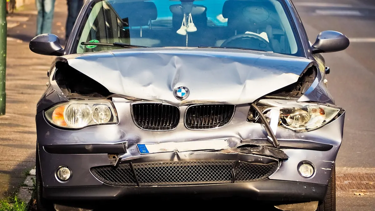 Voiture accidentée, carrosserie enfoncée