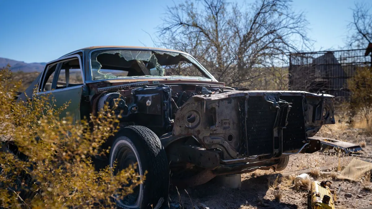 Épave de voiture abandonnée dans la nature