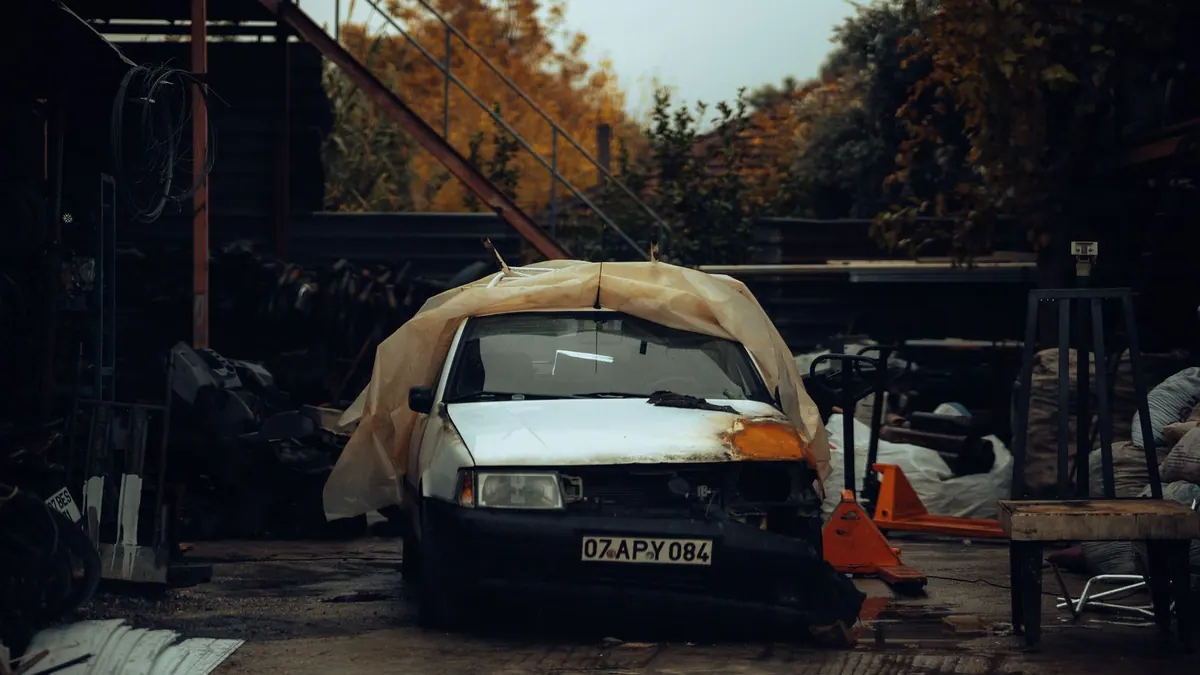 Voiture bâchée dans une casse