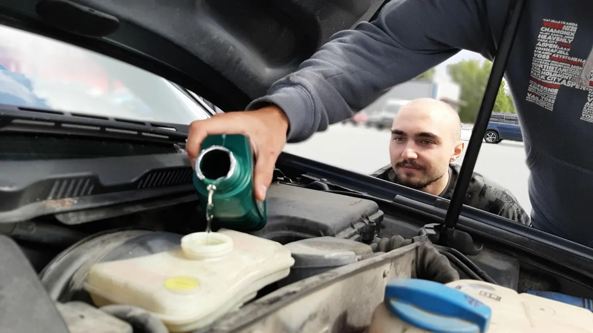 Appoint d’huile moteur sur une voiture